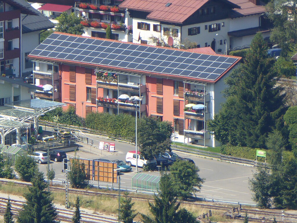 Beispielbild einer PV-Anlage auf einem Wohnblock